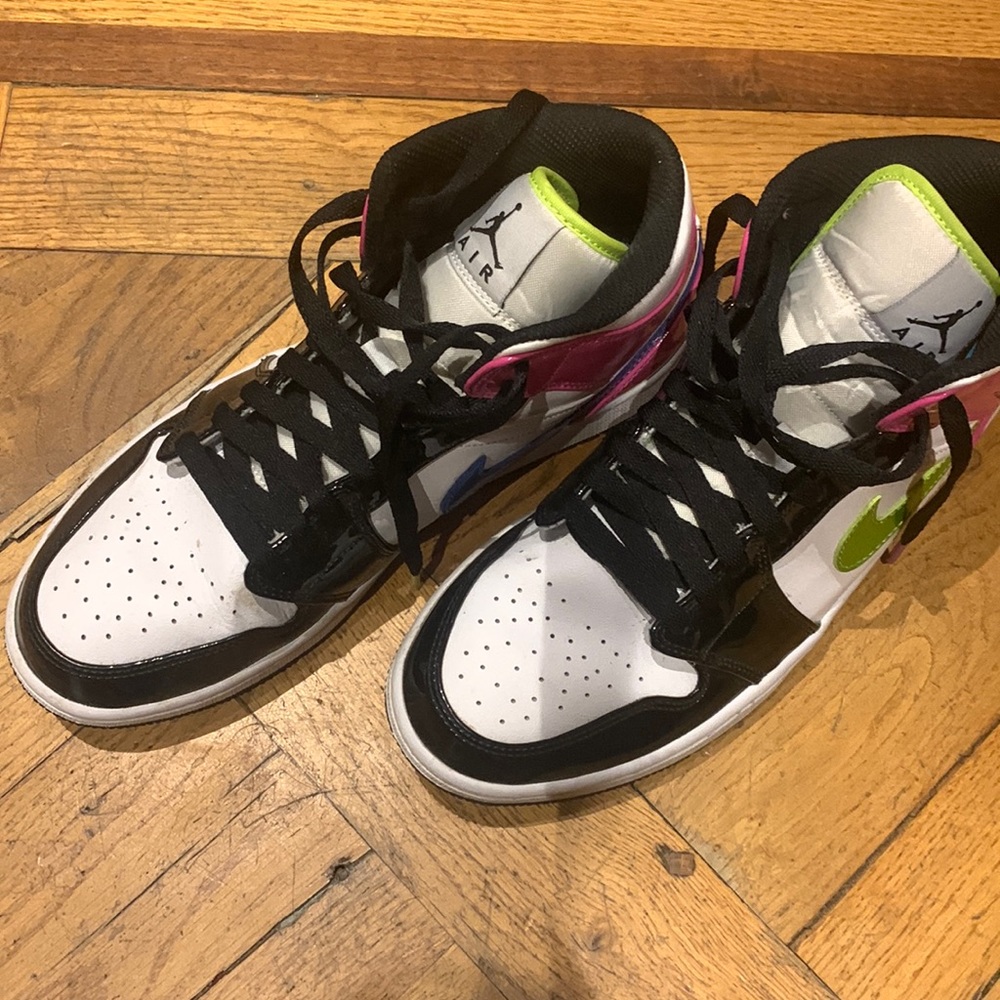Great condition Jordan’s!!!! UNisex! Mens 8.5 fits a womens 9.